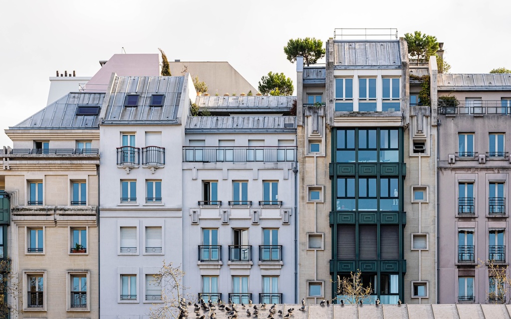 immeuble bien réel dans un ville non virtuel avec des fenêtres et des toit en zinc