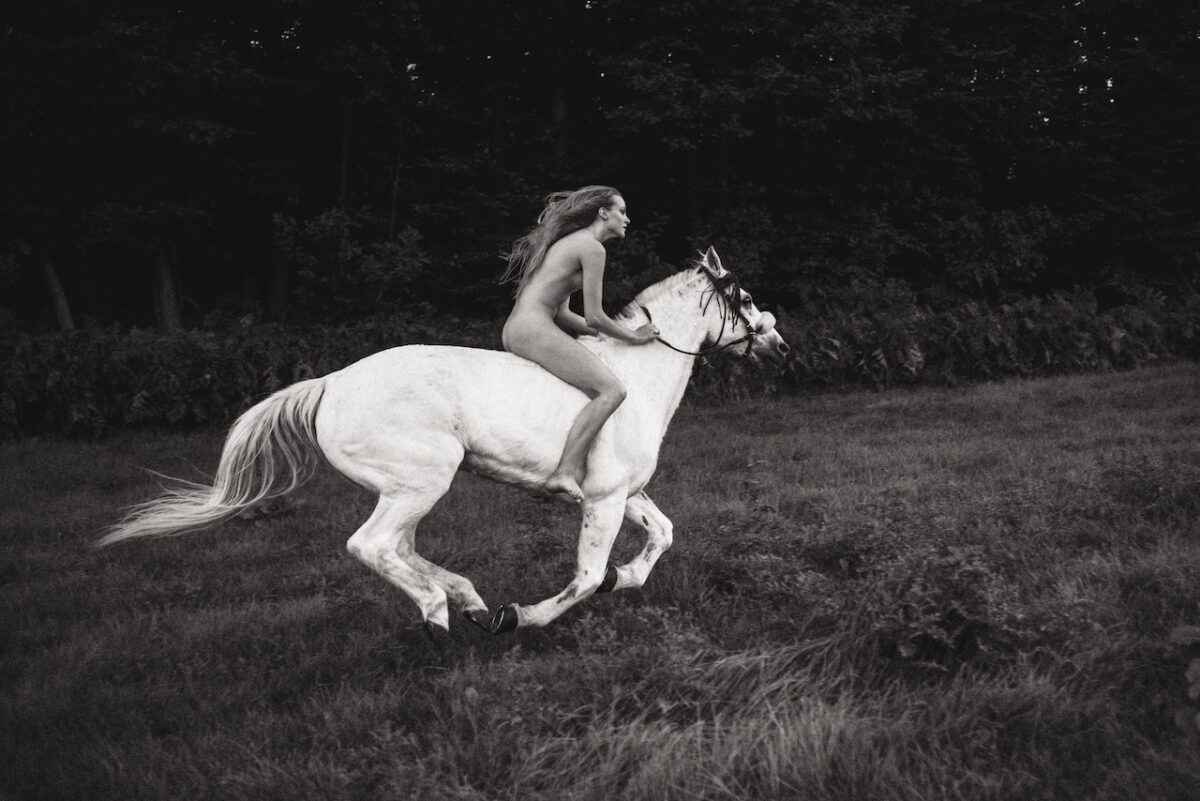 le cheval cours dans le champ. Sur son dos une cavalière dévêtue. ©lephotographe prendlaphoto